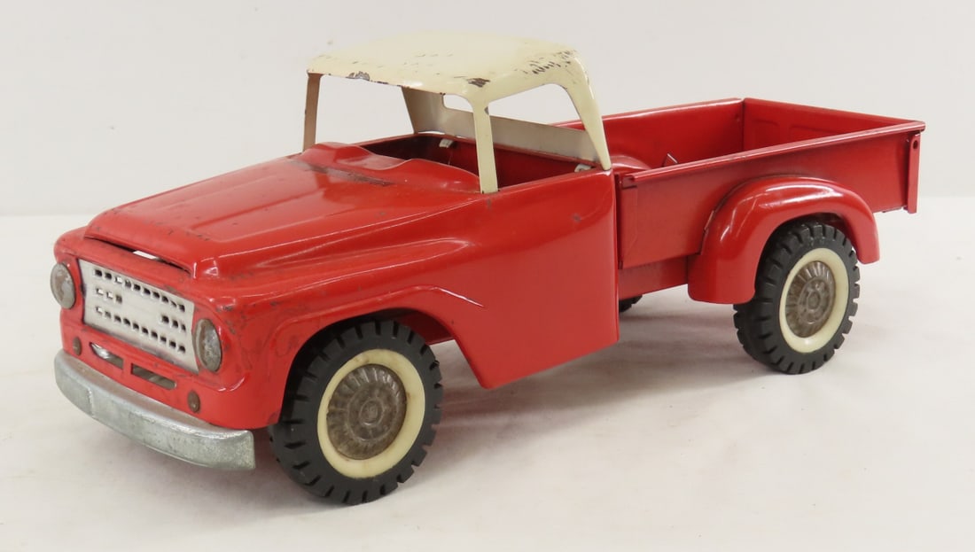 1950s Tru-Scale International Harvester Pick-Up: 1950s Tru-Scale International Harvester Pick-Up - unmarked, 1/18 diecast, LOT SIZE: 12x4x5" 2 LBS All information and photos, which are part of the description, are intended to be as accurate as