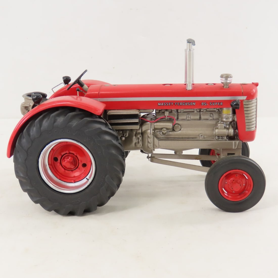 Massey-Ferguson 95 Super WF Tractor - 6