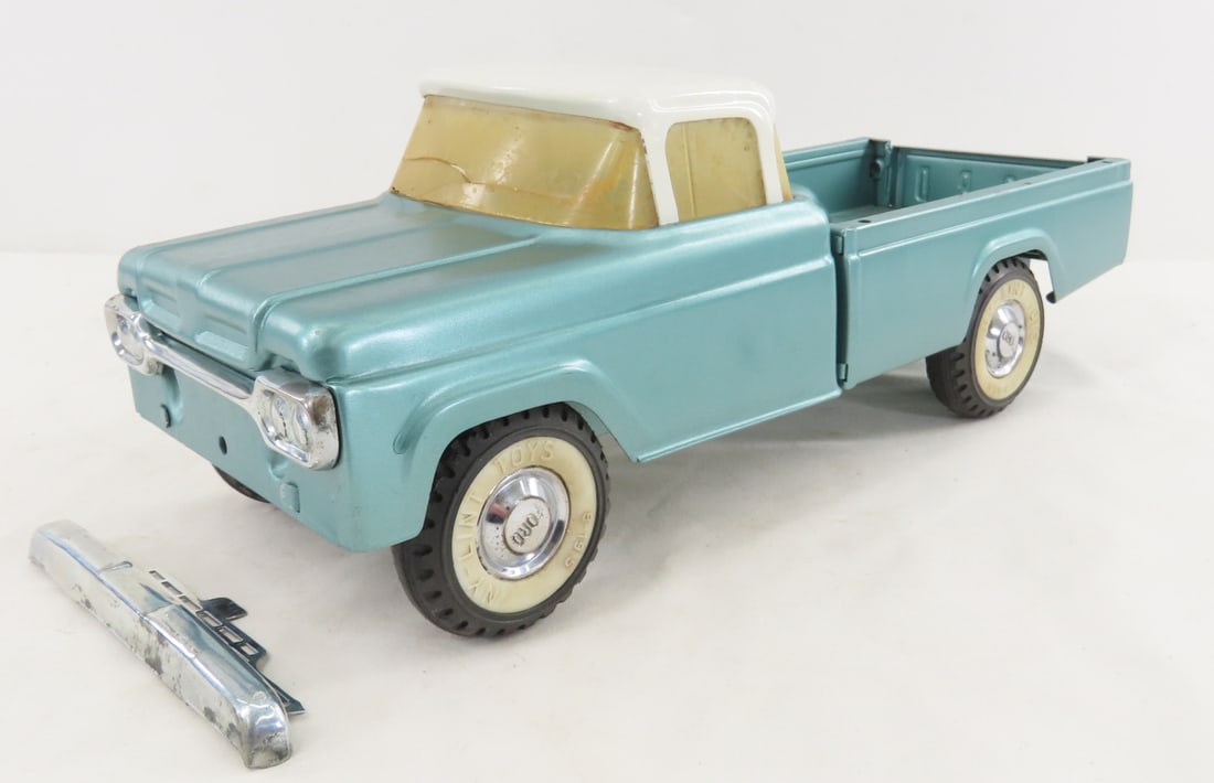 Vintage Nylint Ford Pick-Up Truck: Vintage Nylint Ford Pick-Up Truck - cracked windshield, front fender is not attached, 1/18 diecast, LOT SIZE: 13x5x5" 2 LBS All information and photos, which are part of the description, are intended
