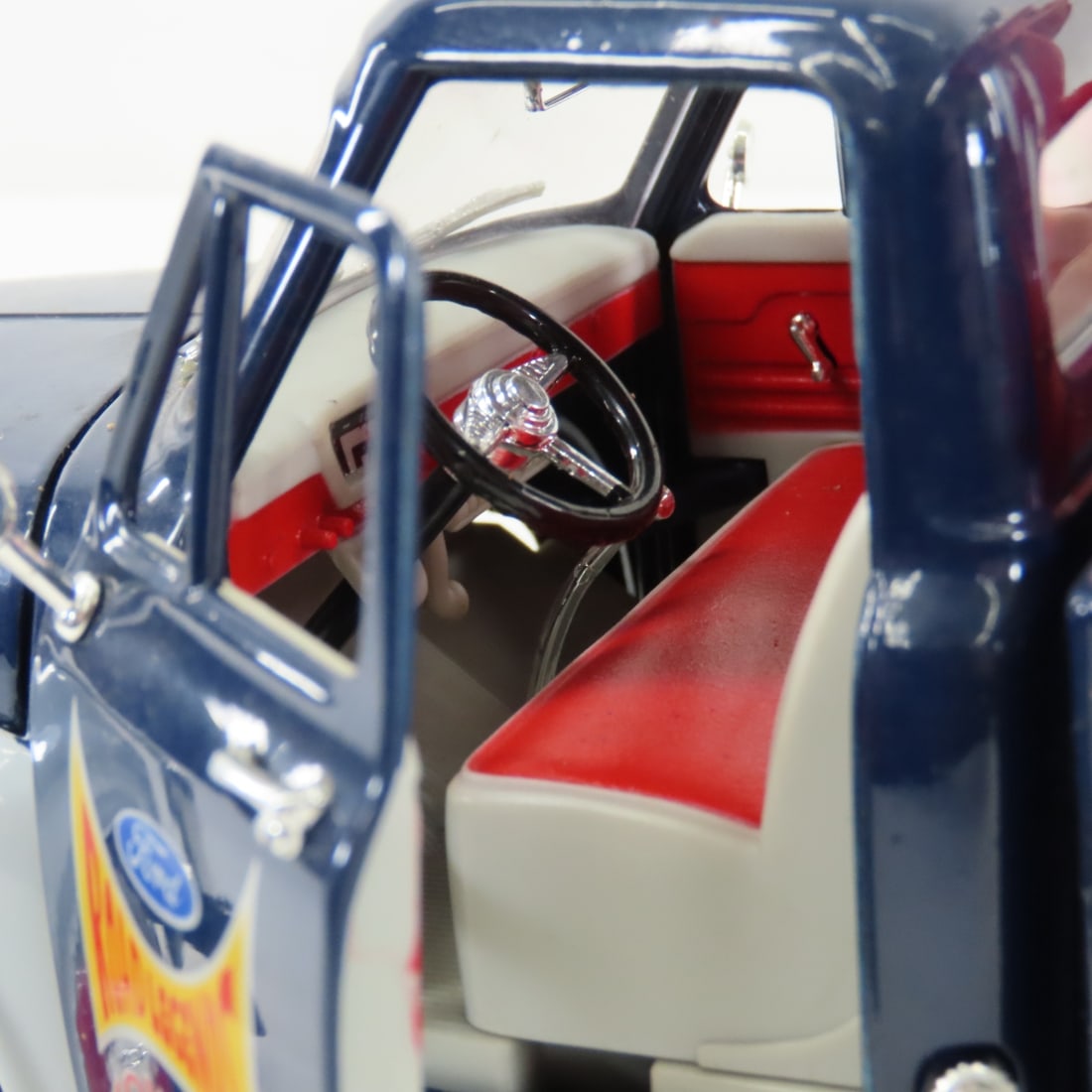 Road Legends '53 Ford F-100 Tow Truck - 16