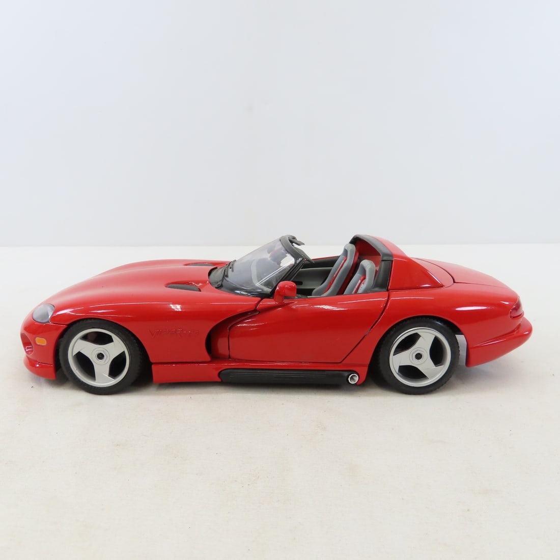 3 Burago 1/18 Diecast Cars: GTO, Viper, Corvette - 10