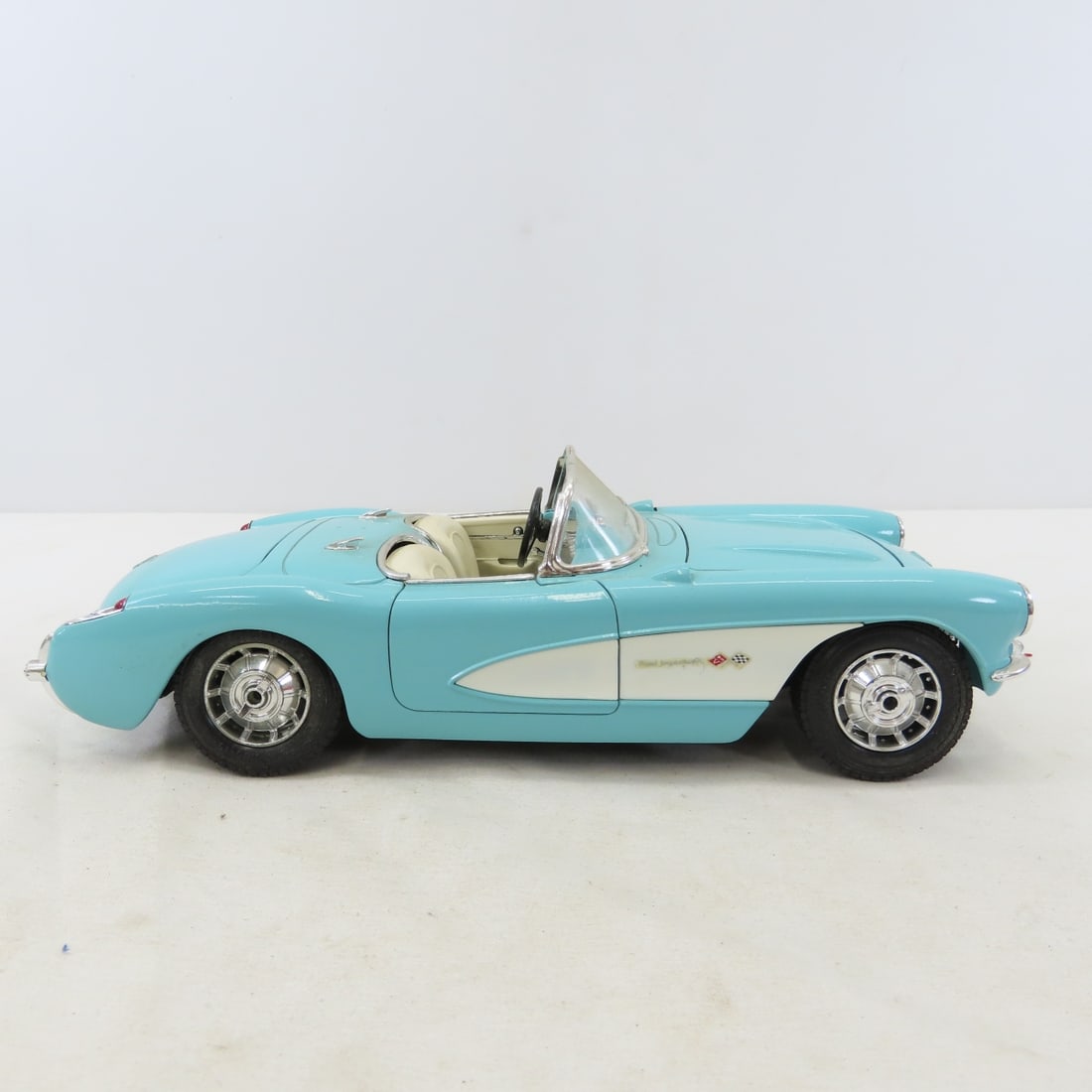 3 Burago 1/18 Diecast Cars: GTO, Viper, Corvette - 4