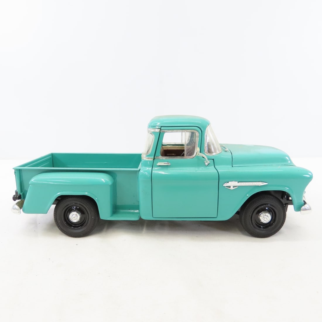 4 ERTL 1/18 Diecast Trucks: Dodge, Chevy & Ford - 4