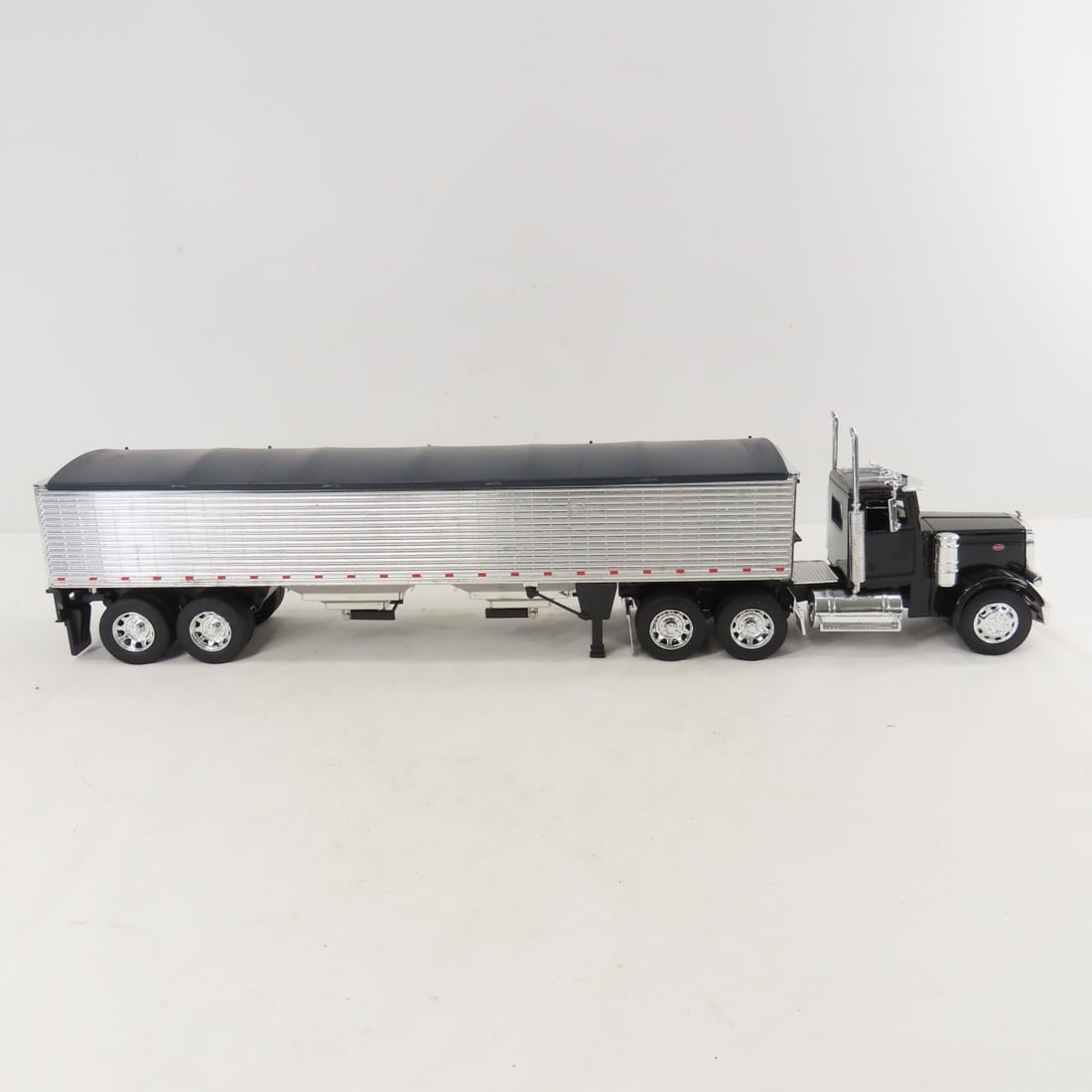 New Ray Peterbilt & Kenworth Tractors & Trailers - 17