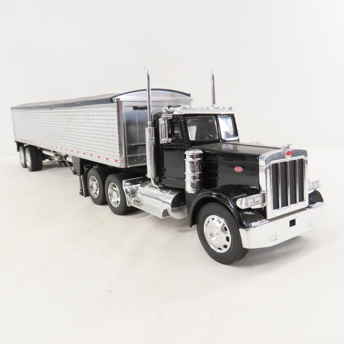 New Ray Peterbilt & Kenworth Tractors & Trailers - 18