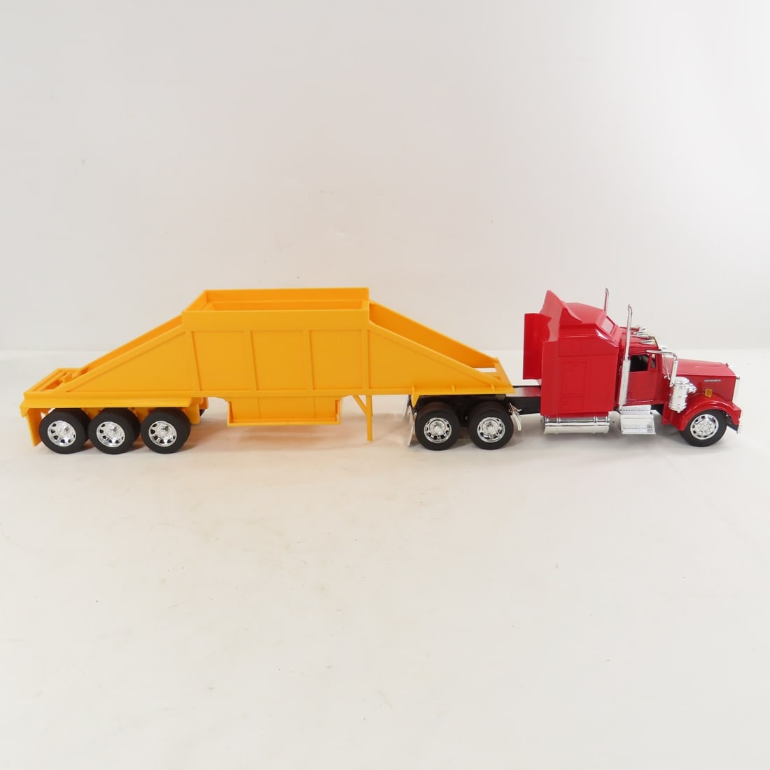 New Ray Peterbilt & Kenworth Tractors & Trailers - 6