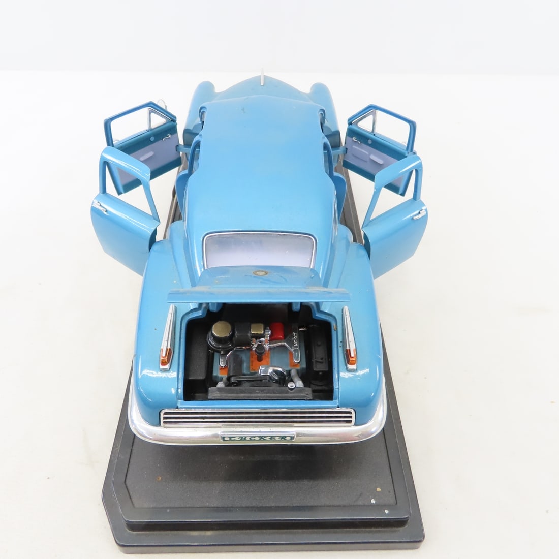 4 Road Signature 1/18 Diecast Cars & Trucks - 11
