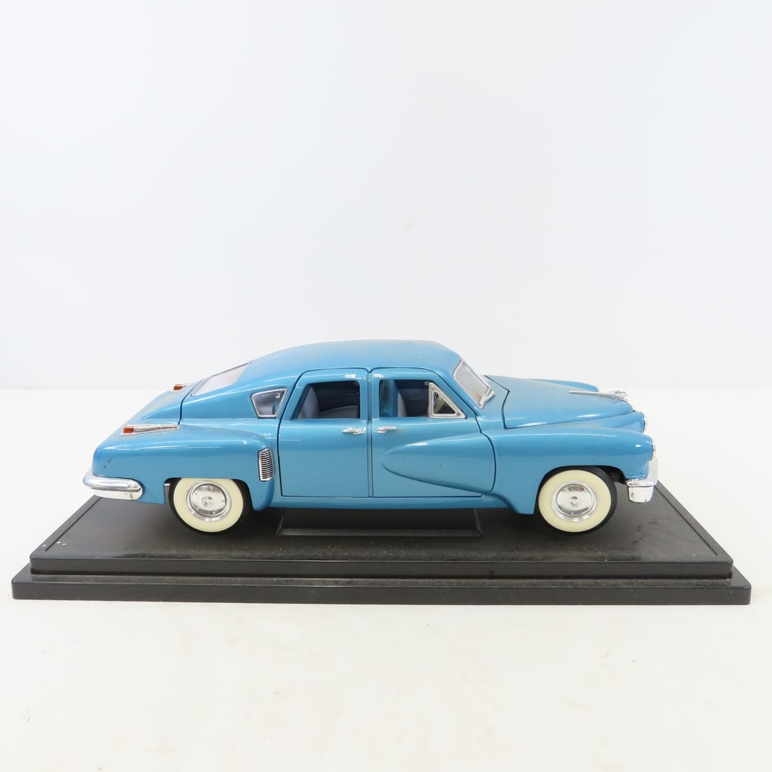 4 Road Signature 1/18 Diecast Cars & Trucks - 12