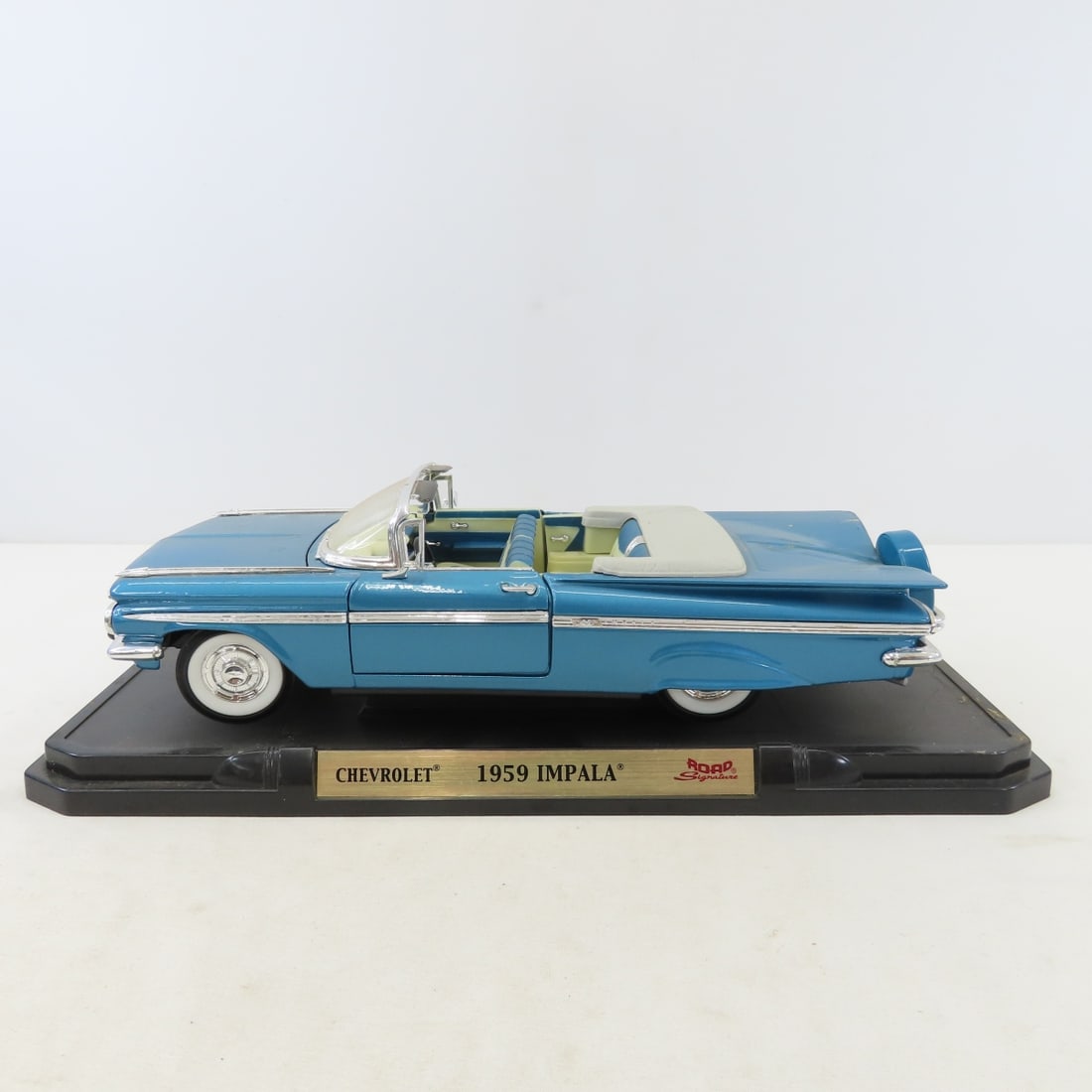 4 Road Signature 1/18 Diecast Cars & Trucks - 14