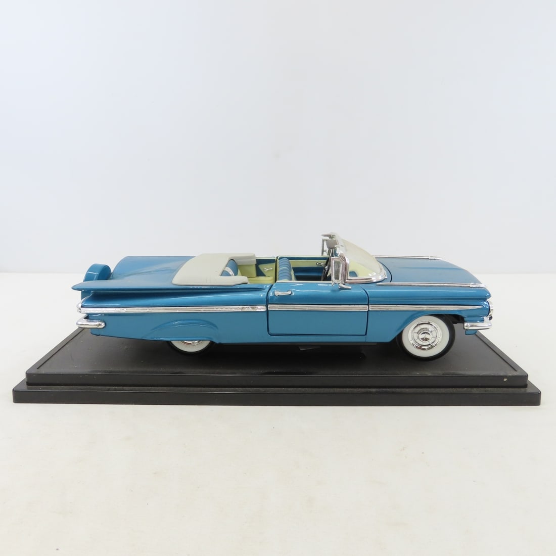 4 Road Signature 1/18 Diecast Cars & Trucks - 16