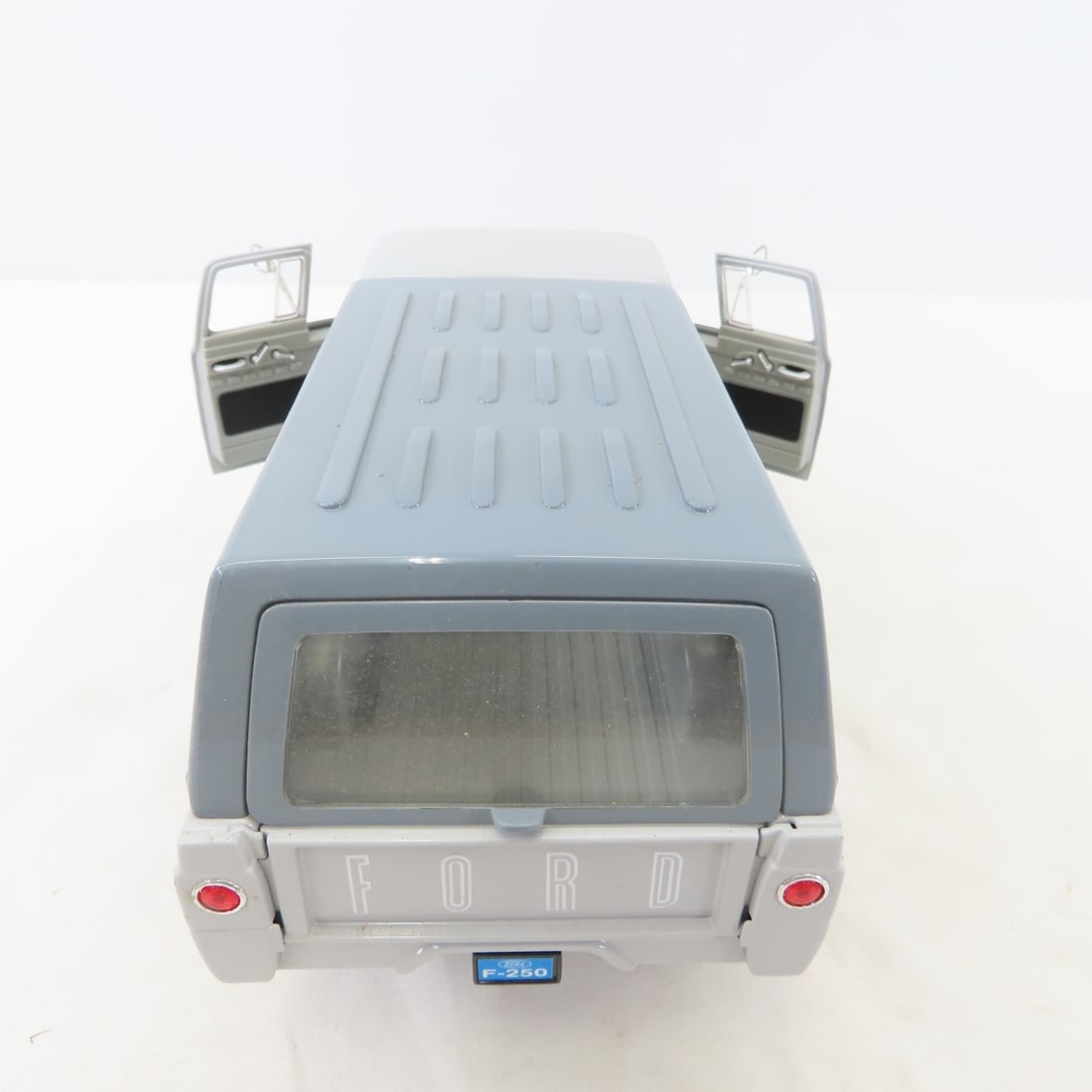 4 Road Signature 1/18 Diecast Cars & Trucks - 3