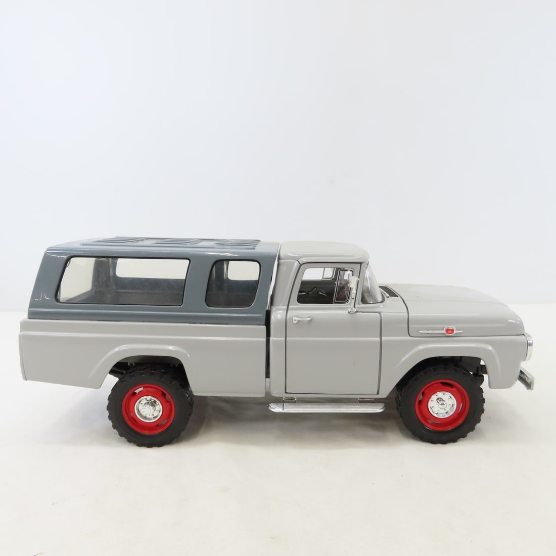 4 Road Signature 1/18 Diecast Cars & Trucks - 4