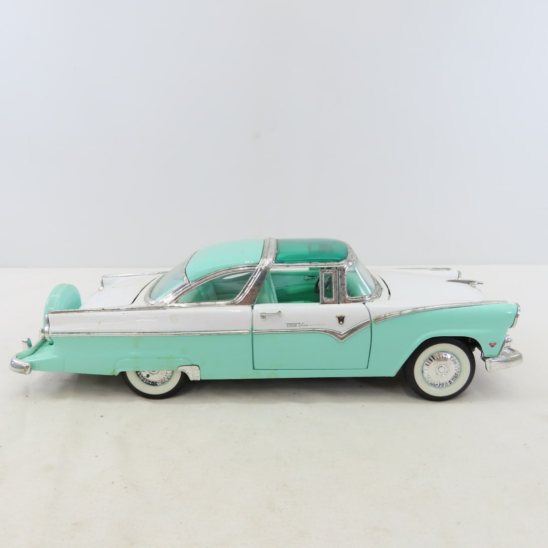 5 Road Tough 1/18 Diecast Cars: Cobra, Nomad - 4