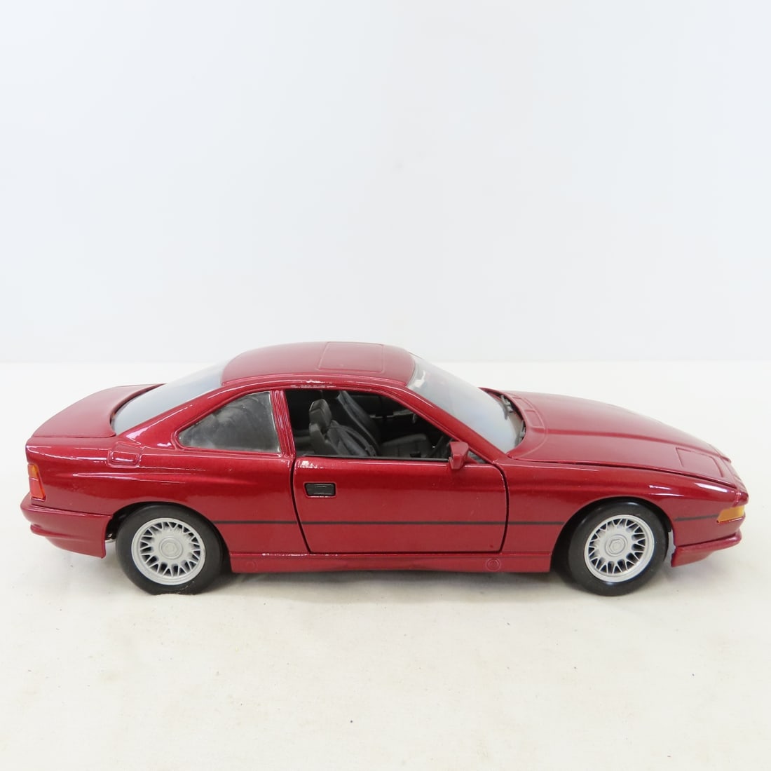 6 Maisto 1/18 Diecast Cars: BMW, Camaro, Corvette - 12