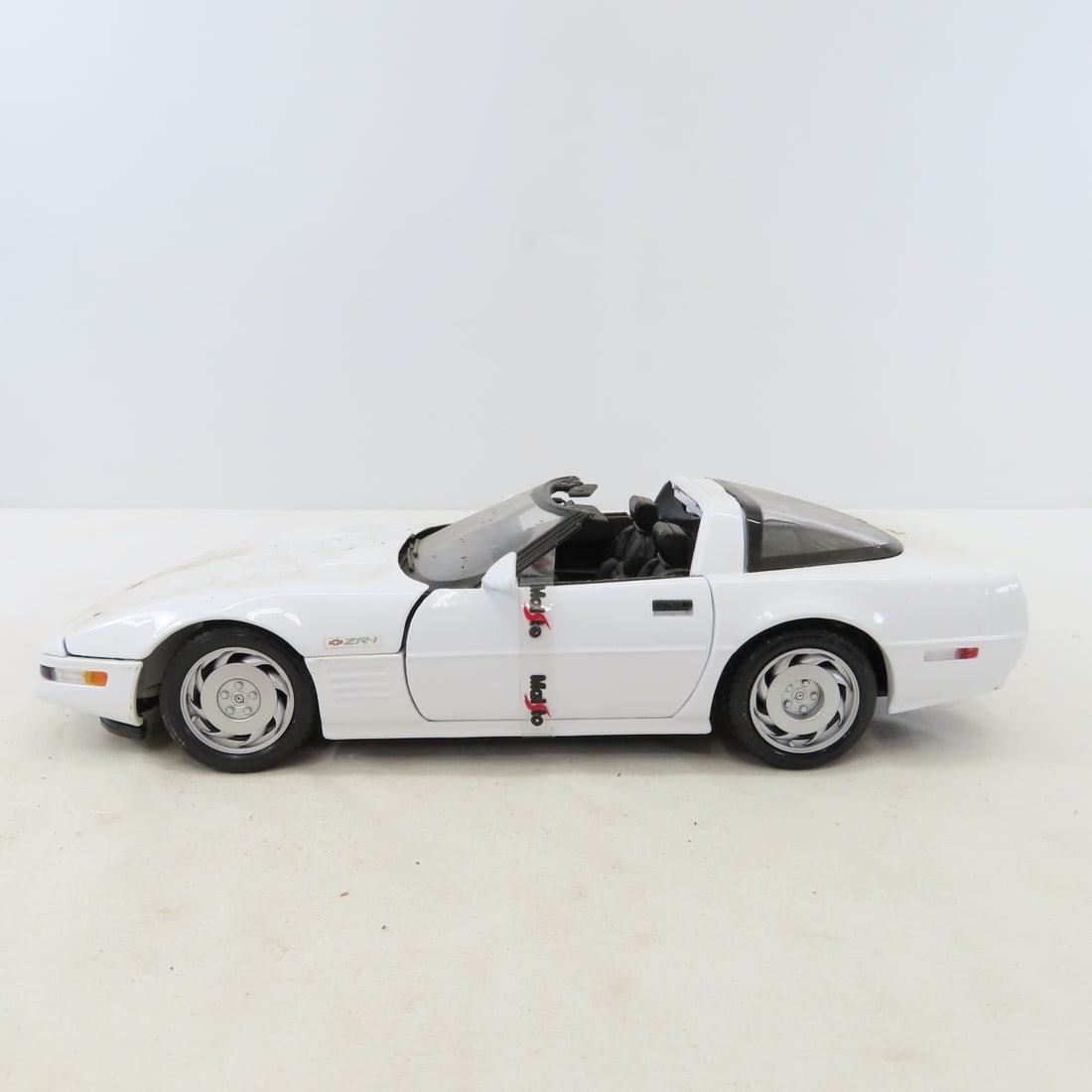 6 Maisto 1/18 Diecast Cars: BMW, Camaro, Corvette - 14