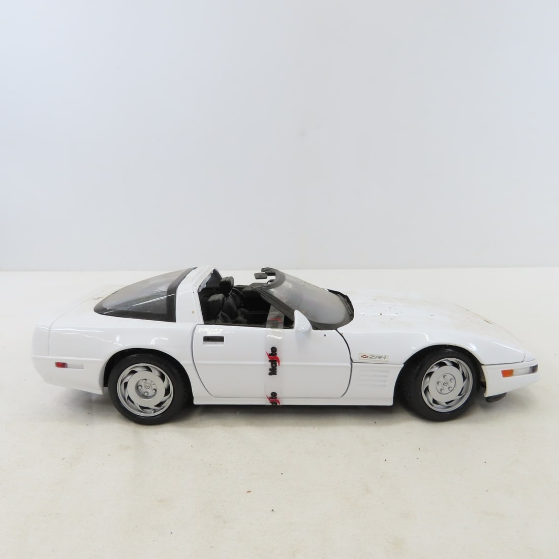 6 Maisto 1/18 Diecast Cars: BMW, Camaro, Corvette - 16