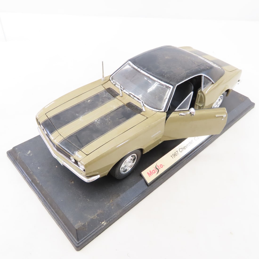 6 Maisto 1/18 Diecast Cars: BMW, Camaro, Corvette - 20