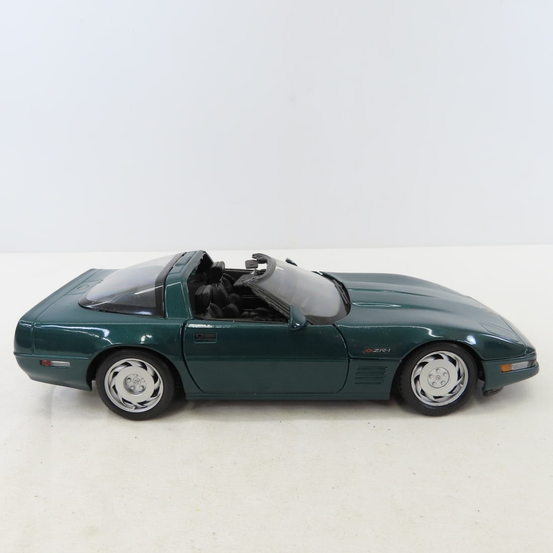 6 Maisto 1/18 Diecast Cars: BMW, Camaro, Corvette - 4