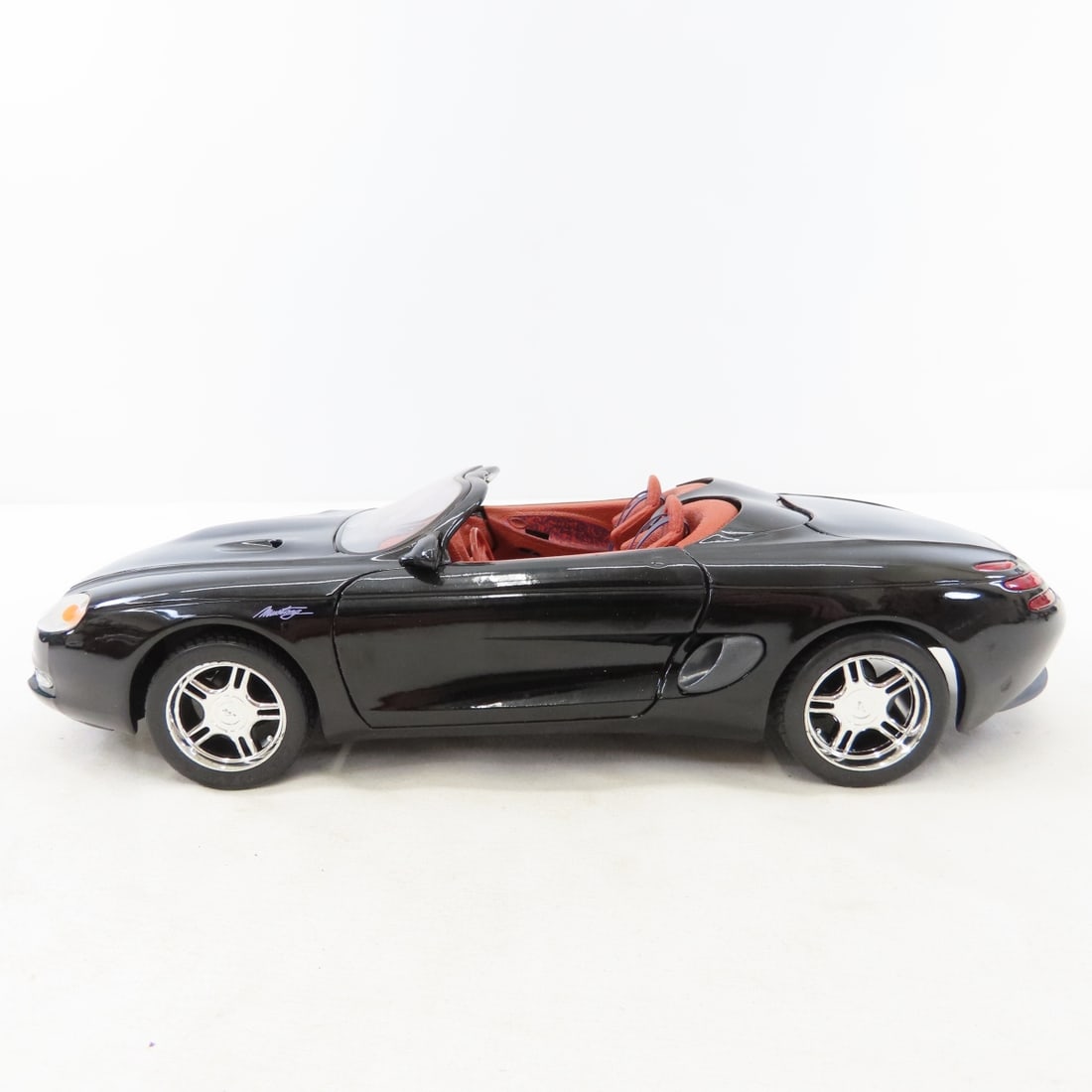 6 Maisto 1/18 Diecast Cars: BMW, Camaro, Corvette - 6