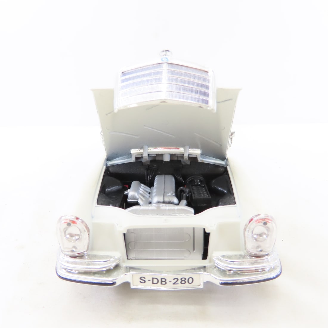 5 Maisto 1/18 Diecast Cars: Nomad, GTO, Mercedes - 17