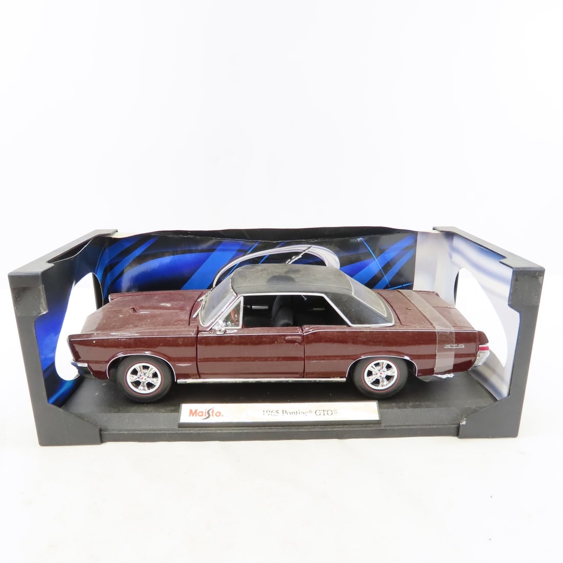 5 Maisto 1/18 Diecast Cars: Nomad, GTO, Mercedes - 18