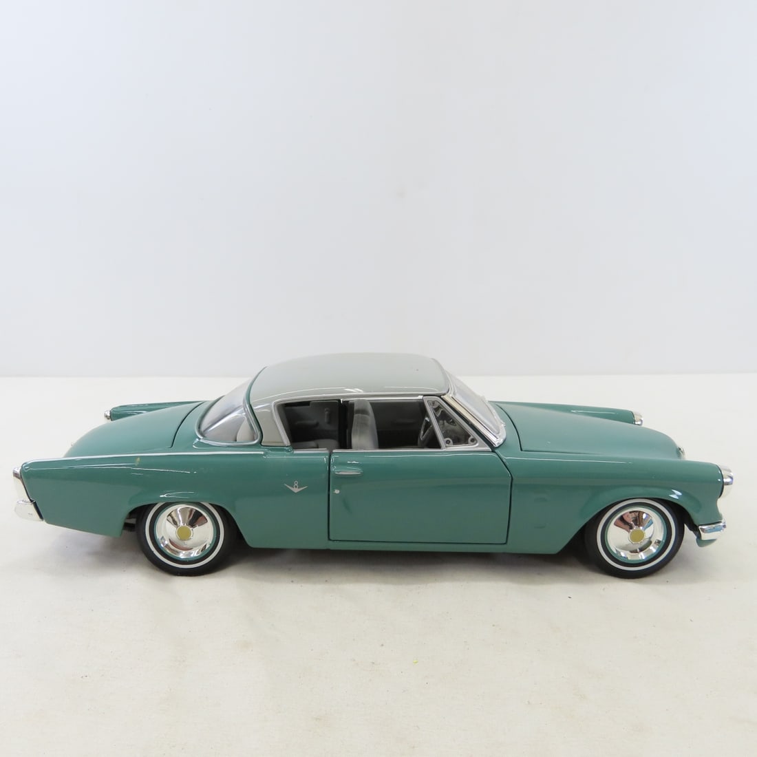5 Maisto 1/18 Diecast Cars: Nomad, GTO, Mercedes - 4