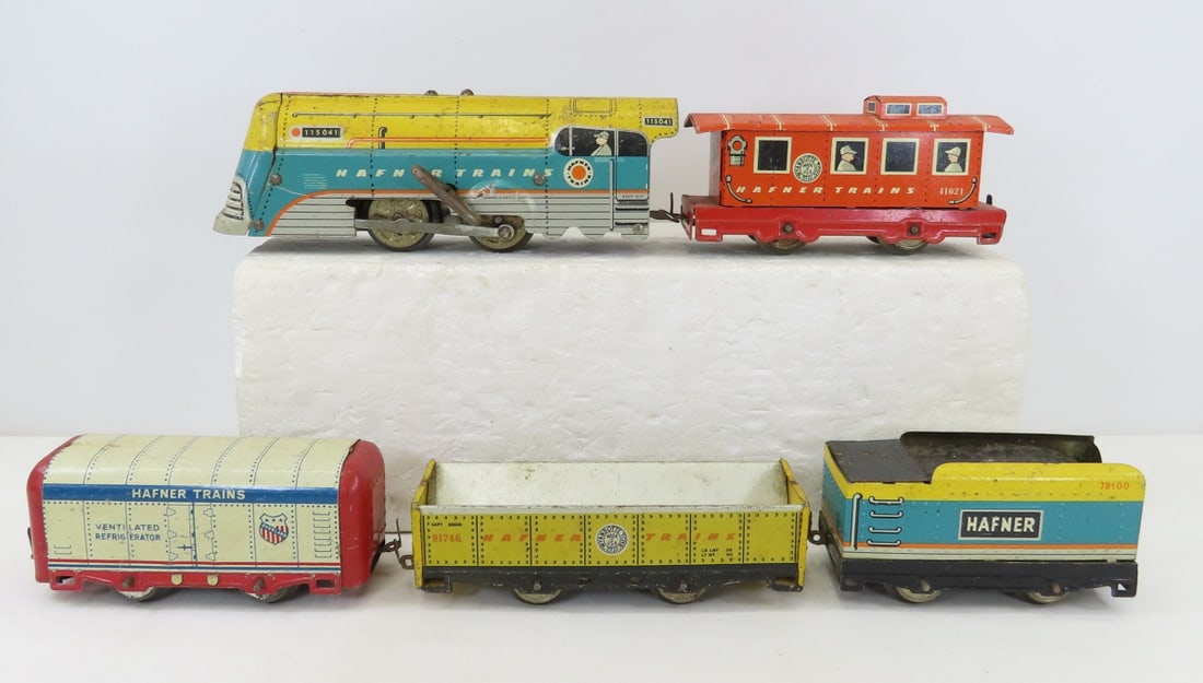 Wyandotte Hafner 115041 Key wind Tin Train Set: Wyandotte Hafner 115041 Key wind Tin Train Set - tender, 2 cars and caboose, windup works. LOT SIZE: 11x10x3" 2 LBS All information and photos, which are part of the description, are intended to be