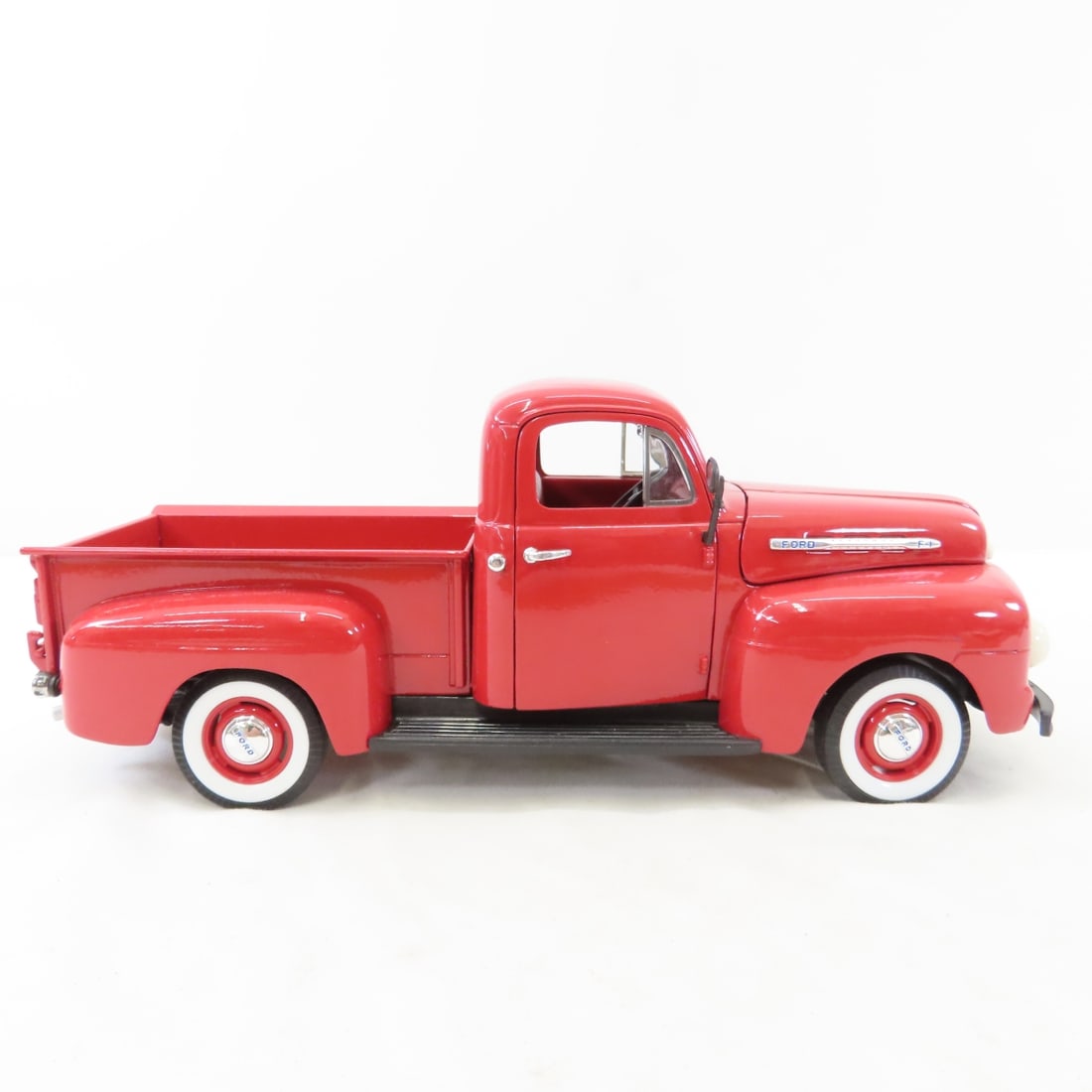 5 Welly Diecast Cars & Trucks: Chevelle, Crown, F1 - 4