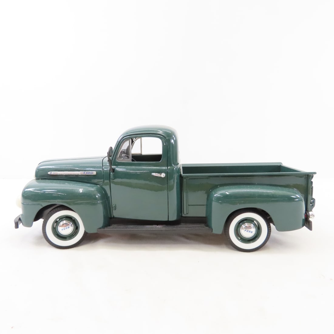 5 Welly Diecast Cars & Trucks: Chevelle, Crown, F1 - 6