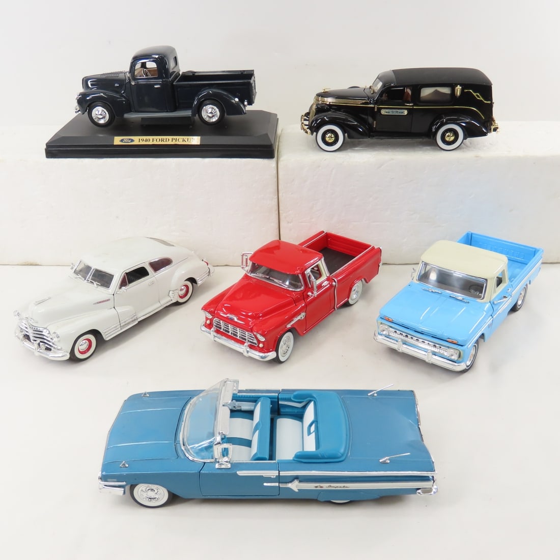 6 Redbox, Saico & Unique Replica 1/18 Diecast Cars: 6 Redbox, Saico & Unique Replica 1/18 Diecast Cars - Jada 1/18 1960 Chevrolet, Jada 1/18 1947 Chevrolet Sedan, Unique Replicas 1/18 1937 Studebaker, Saico 1/24 1955 Chevrolet Cameo, Redbox 1/18 1940