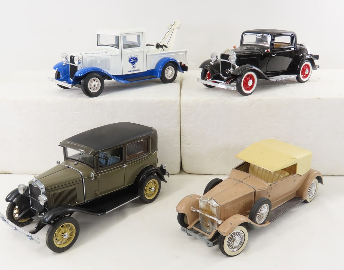 4 Road Legends, Road Signature & Motor City Cars: 4 Road Legends, Road Signature & Motor City Cars - All 1/18 diecast. Road Legends 1932 Ford 3-Window Coupe, Motor City Classics 1931 Ford Model A, 1930 Packard Roadster(damaged), Road Signature 1934
