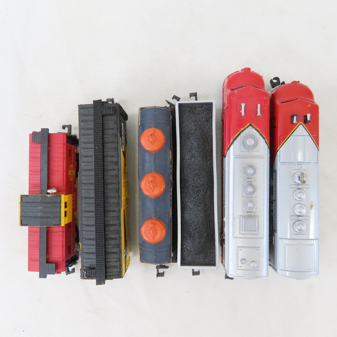 Bachmann N Scale Santa Fe Diesel Set & Ornament - 10