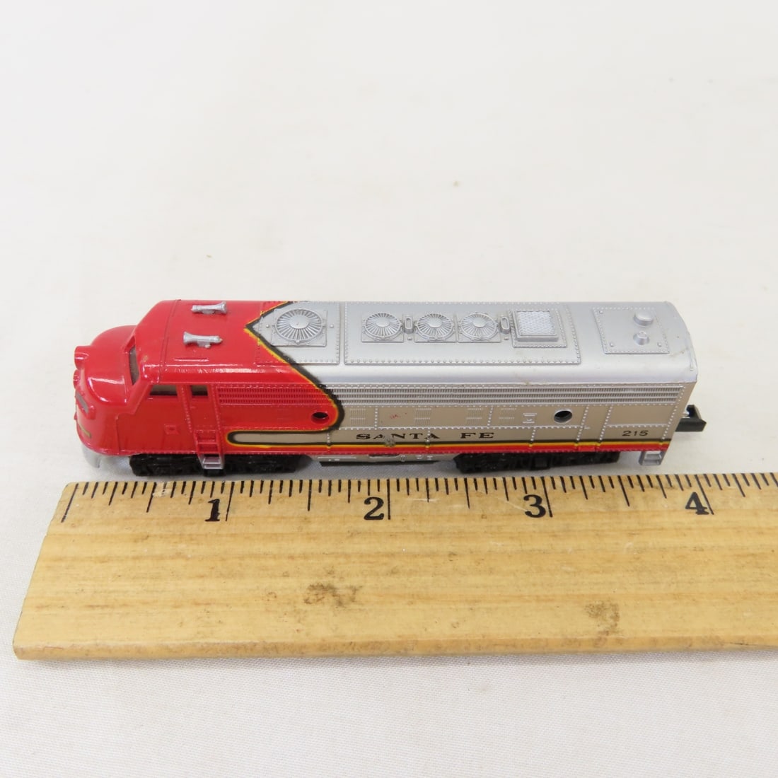 Bachmann N Scale Santa Fe Diesel Set & Ornament - 14