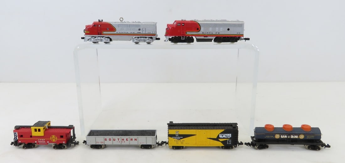 Bachmann N Scale Santa Fe Diesel Set & Ornament: Bachmann N Scale Santa Fe Diesel Set & Ornament - Hallmark Santa Fe diesel ornament, Bachmann Engine, 3 cars and caboose. LOT SIZE: 7x4x1"1 LB All information and photos, which are part of the descrip