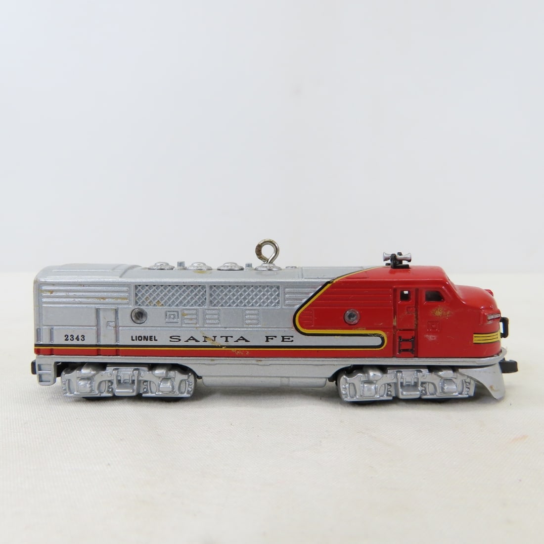Bachmann N Scale Santa Fe Diesel Set & Ornament - 3