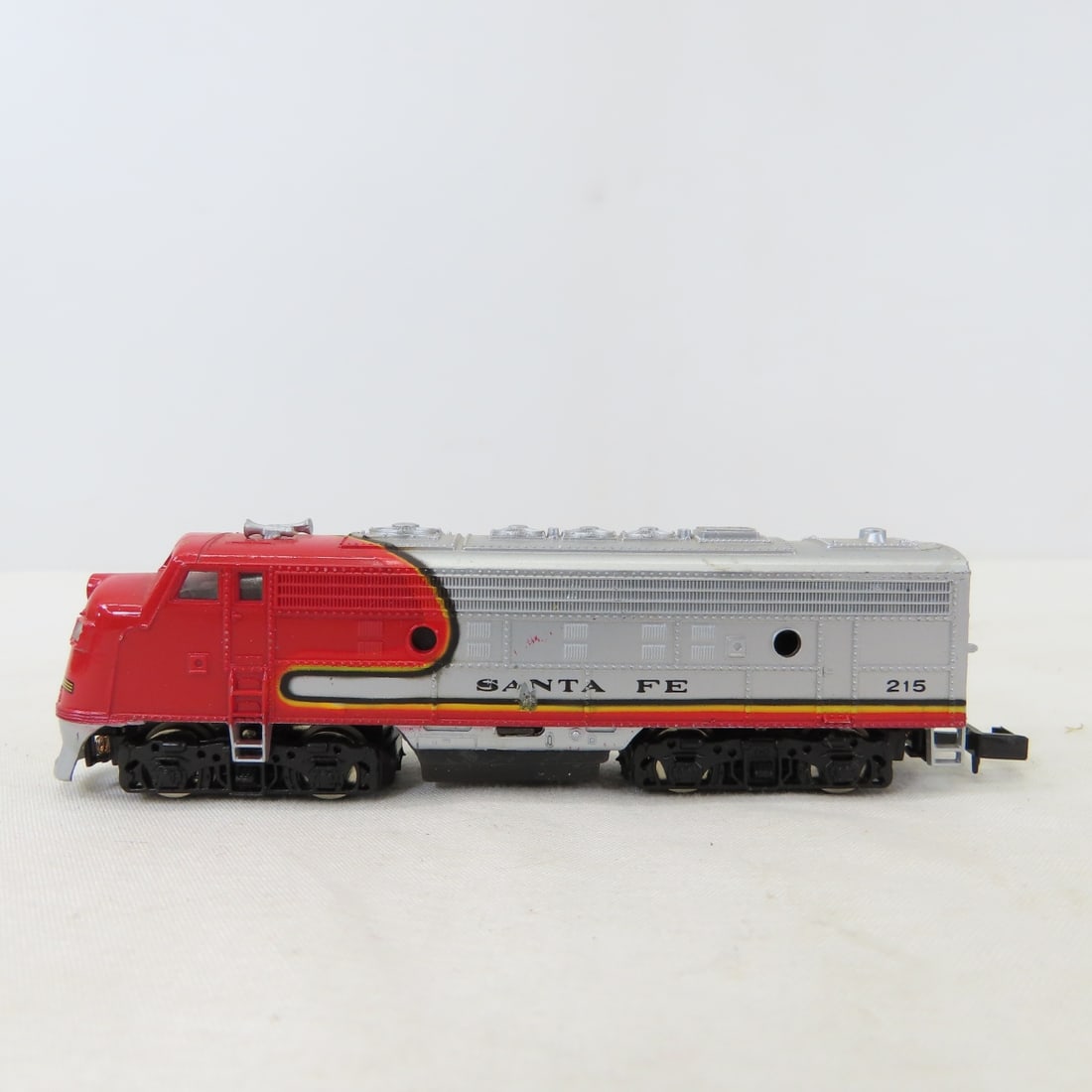 Bachmann N Scale Santa Fe Diesel Set & Ornament - 4