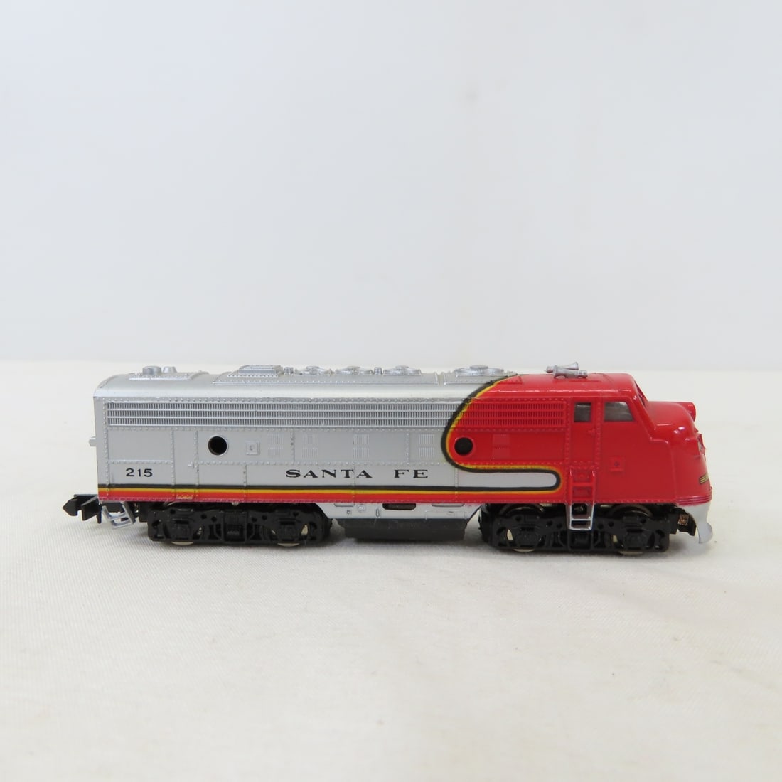 Bachmann N Scale Santa Fe Diesel Set & Ornament - 5