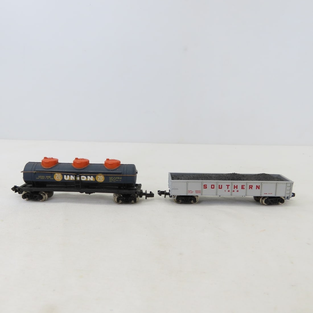 Bachmann N Scale Santa Fe Diesel Set & Ornament - 6
