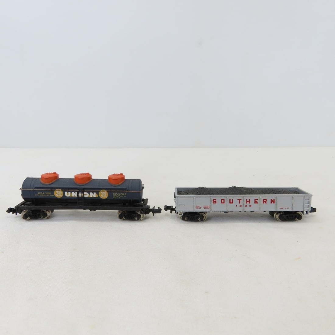 Bachmann N Scale Santa Fe Diesel Set & Ornament - 7