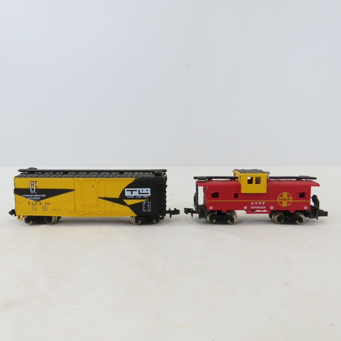 Bachmann N Scale Santa Fe Diesel Set & Ornament - 8