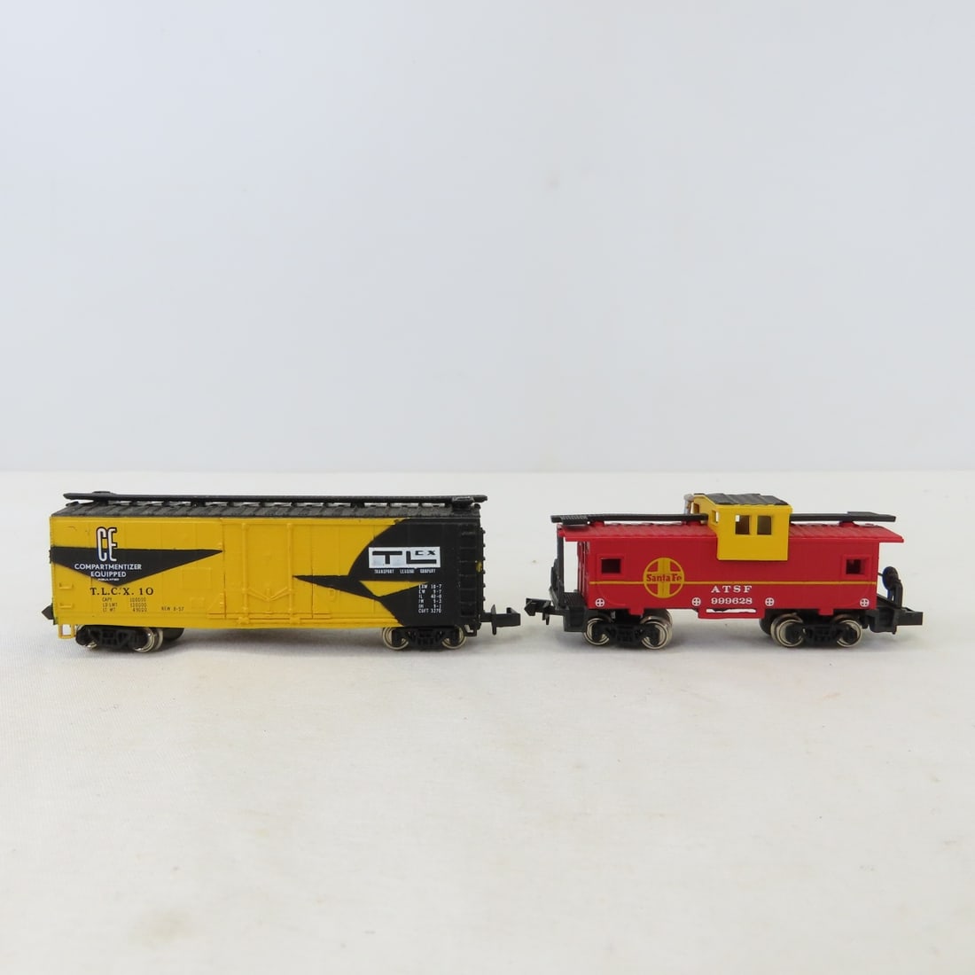 Bachmann N Scale Santa Fe Diesel Set & Ornament - 9