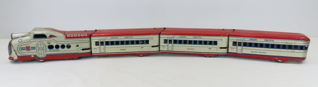 Marx Union Pacific Streamline M10005 Tin Train: Marx Union Pacific Streamline M10005 Tin Train - electric locomotive and three passenger cars: Denver, Omaha, and Squaw Bonnet. 29" long assembled, O gauge LOT SIZE: 9x9x3" 2 LBS All information and