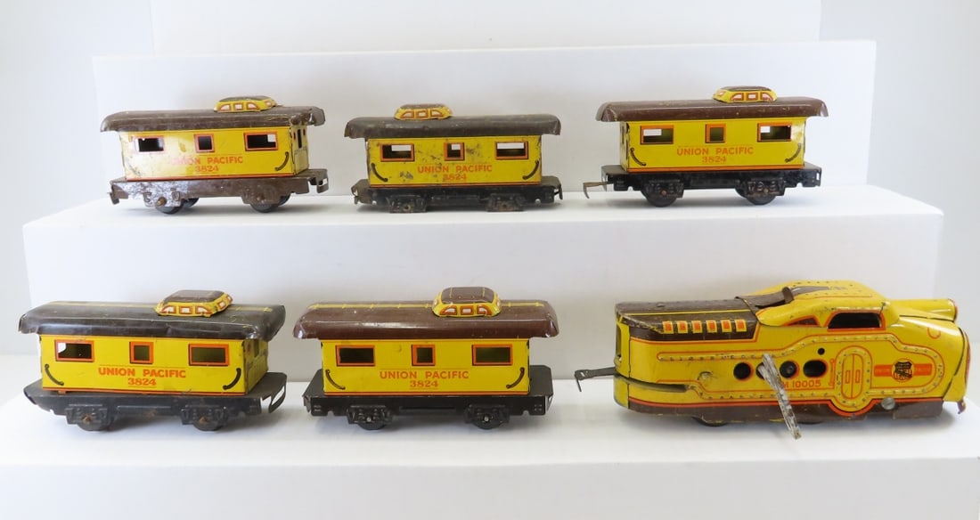Marx UP Streamline M10005 Key Wind Tin Train: Marx UP Streamline M10005 Key Wind Tin Train - engine and 5 cars, works, O gauge LOT SIZE: 12x9x4" 2 LBS All information and photos, which are part of the description, are intended to be as accurate