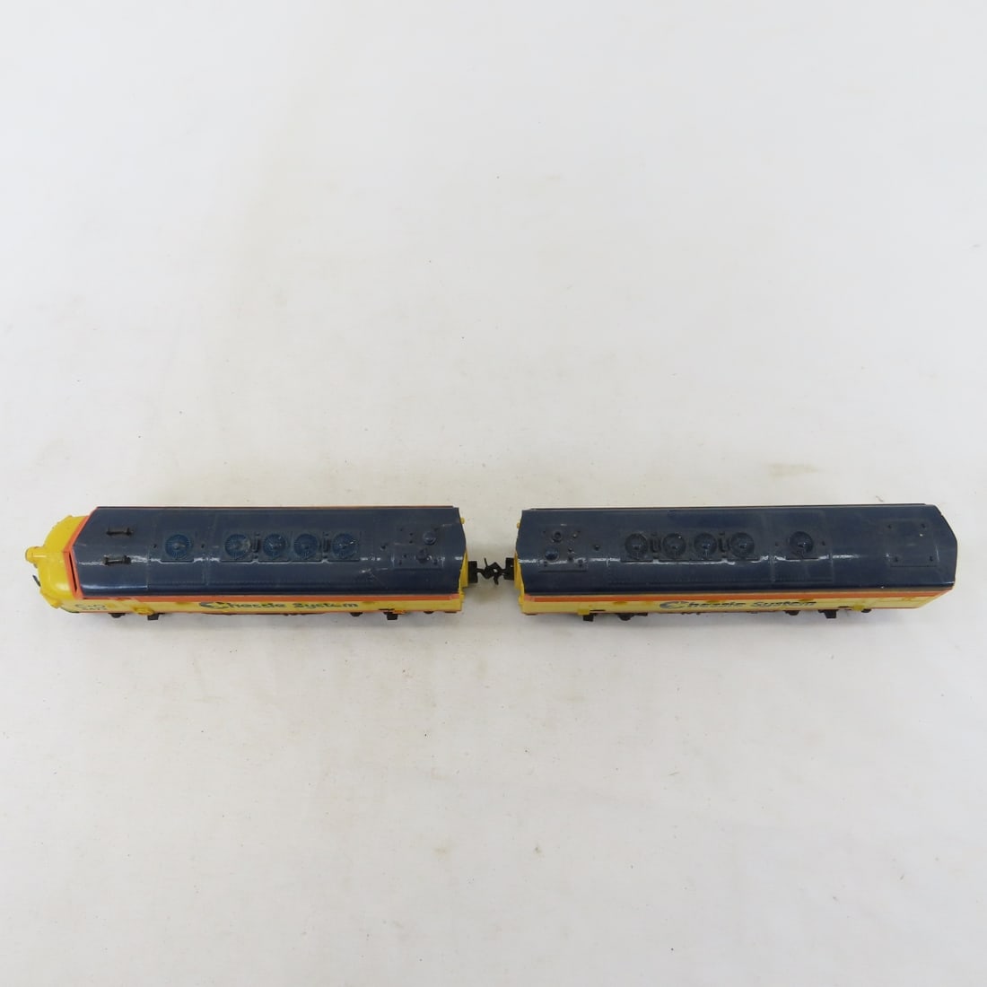 2 Chessie System HO Scale Engines & Cars - 8