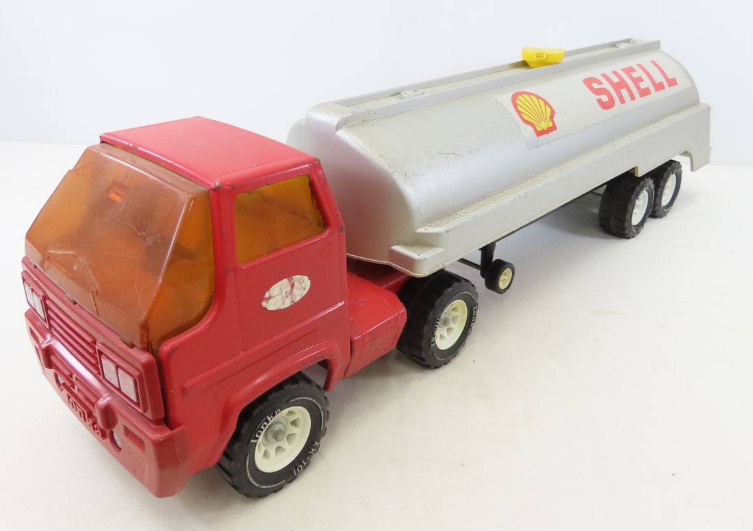 Tonka Metal Cab with Plastic Shell Tanker: Tonka Metal Cab with Plastic Shell Tanker - 1/24 scale, cab has broken windshield, Brian Gray scratched on underside. LOT SIZE: 20x12x9" 6 LBS All information and photos, which are part of the