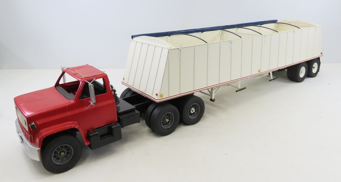 Custom Chevrolet Wood Truck & Grain Trailer: Custom Chevrolet Wood Truck & Grain Trailer - 25" trailer, approx 1/25 scale. all wood & plastic , unsigned, LOT SIZE: 26x16x8" 4 LBS All information and photos, which are part of the description,