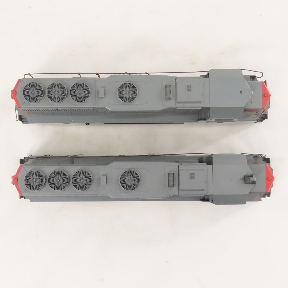 3 Unbranded HO Scale Engines and 4 Cars - 10