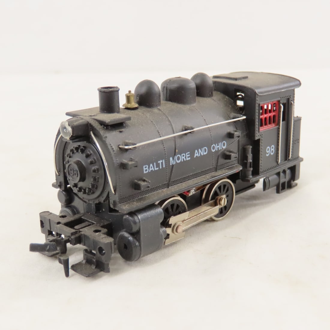 3 Unbranded HO Scale Engines and 4 Cars - 12