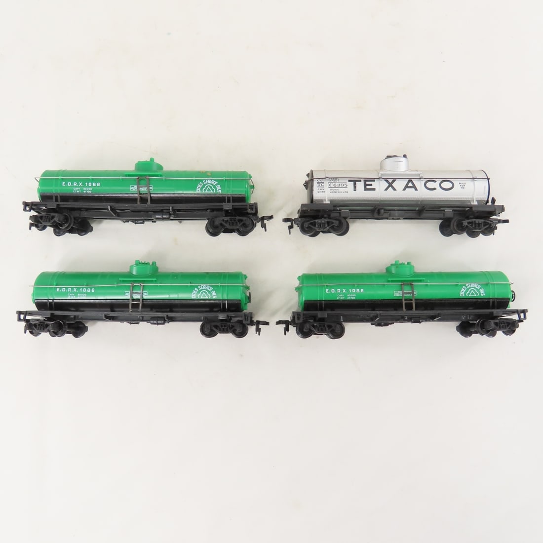 3 Unbranded HO Scale Engines and 4 Cars - 16