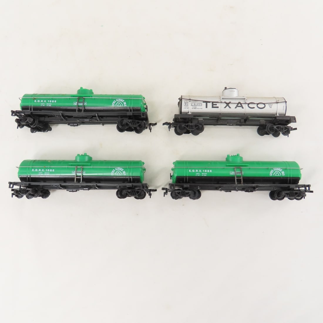 3 Unbranded HO Scale Engines and 4 Cars - 17